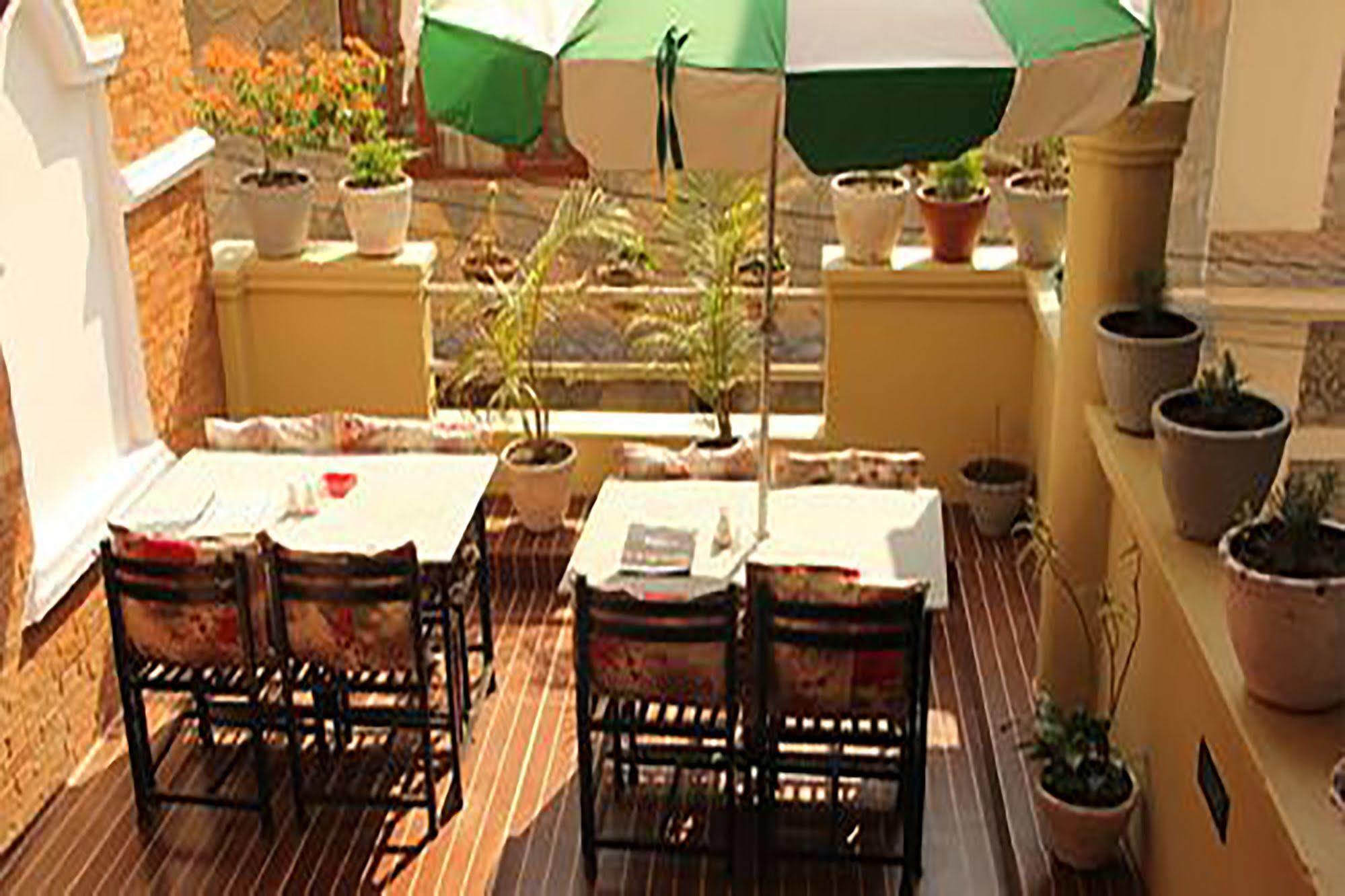 Hotel Half Moon 포카라 외부 사진